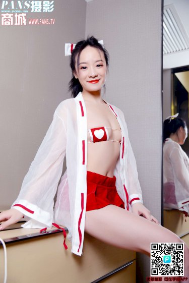 美女脱衣服露胸